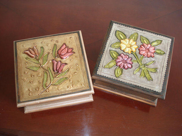 CAJAS PARA SERVILLETAS REPUJADAS EN ALUMINIO