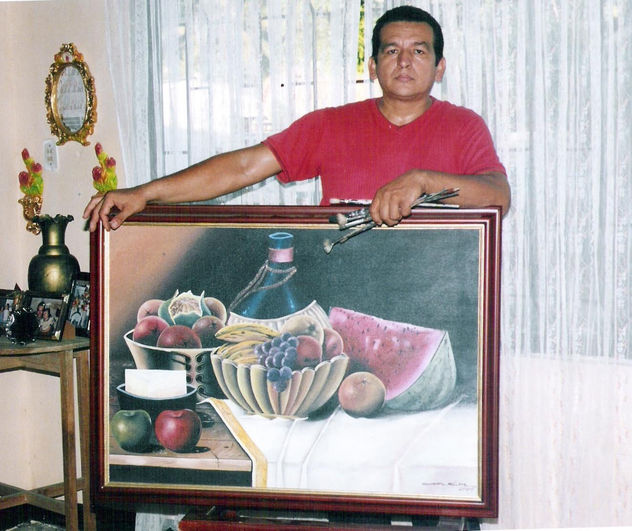 EL ARTISTA CON UNA DE SUS OBRAS