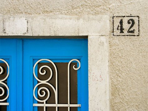 tres años tocando a tu puerta