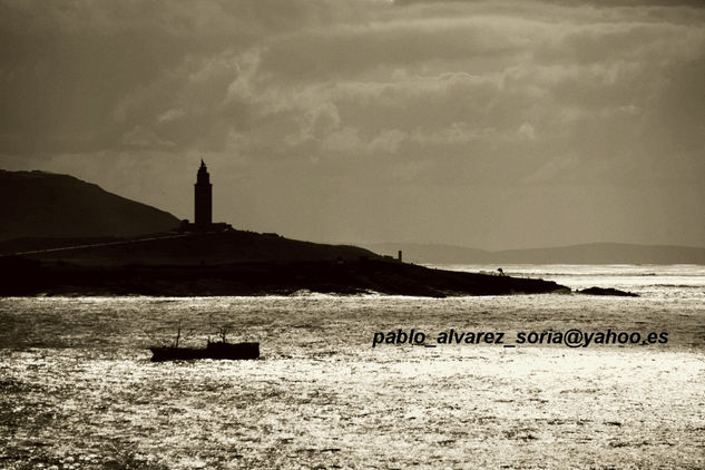 TORRE DE HERCULES CON PESQUERO 