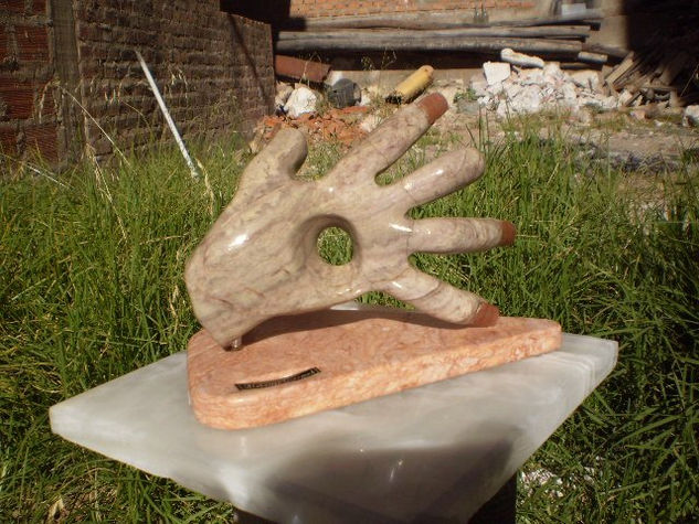 MANO ACUSADOR Stone Figurative