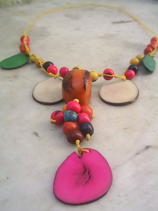 Collar de semillas colorido