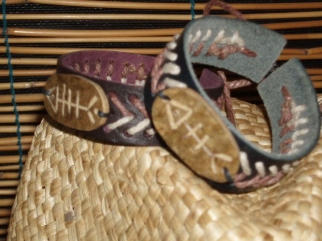 Pulsera de cuero con pieza de Higuera