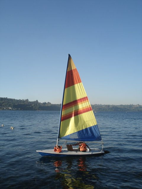 VELERO EN FRUTILLAR