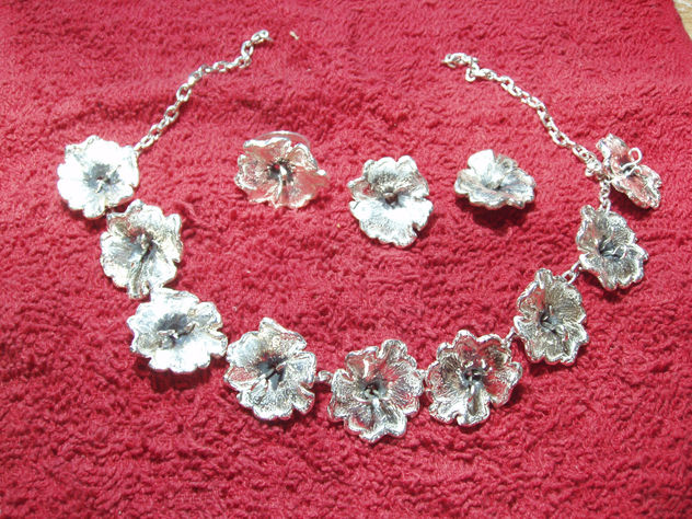 Flora: juego de collar, aretes y anillo