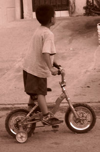 Niño en bicicleta