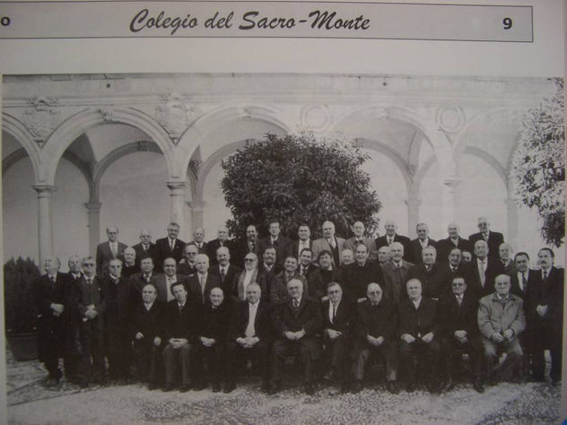 ILUSTRES HERMANOS-PROFESORES-LITERATOS-MEDICOS-INGENIEROS DEL INSIGNE COLEGIO DEL SACROMONTE. (Grana