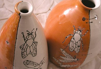 Cacharros con moscas