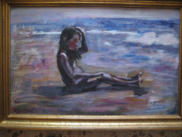 niña sobre la arena