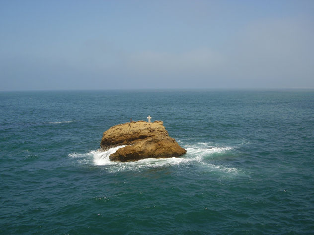 cruz en la roca