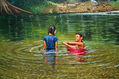 niñas jugando en el rio