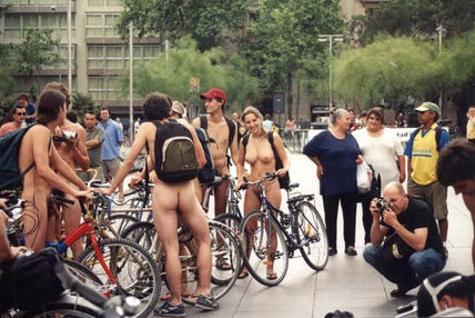 Desnudos ante el...