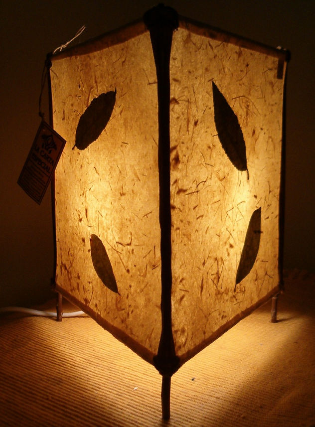 lámpara de papel artesanal y hojas