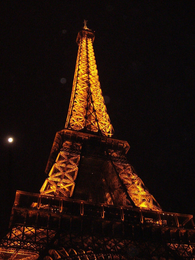 la torre  eiffel del 2007 por que  ahora  es  azul