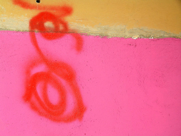 Graffiti rouge sur mur rose 