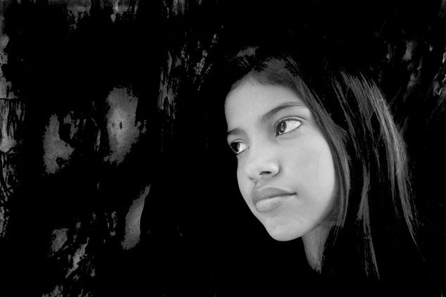 CABELLO AZABACHE Retrato Blanco y Negro (Digital)