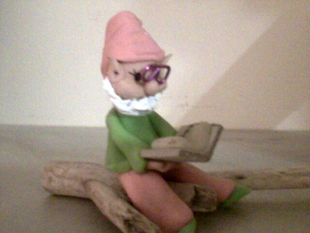 Duende leyendo 