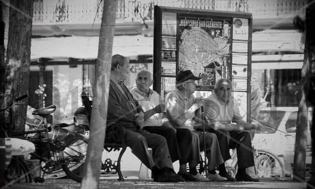 " Charlas de tarde, en la Plaza " Viajes Blanco y Negro (Digital)