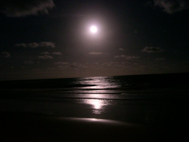 Luna sobre el mar