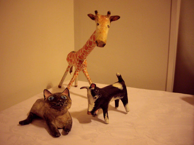 jirafa, pittbull gruñon, gatito siamés