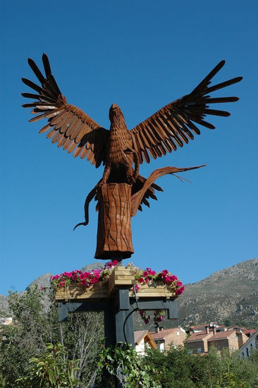 aguila culebrera Hierro Figurativa