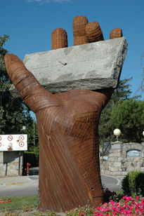 Mano al sol con piedra