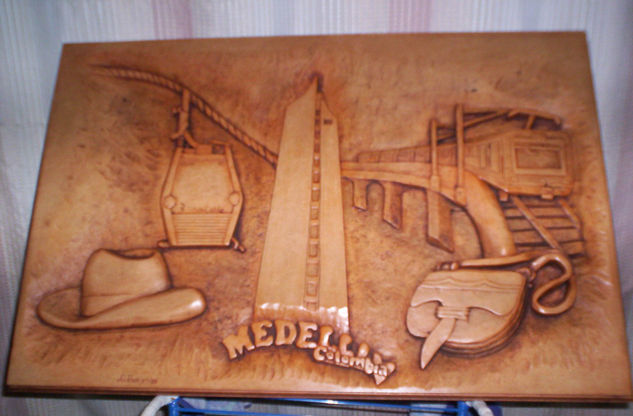 Medellin tallada en madera 