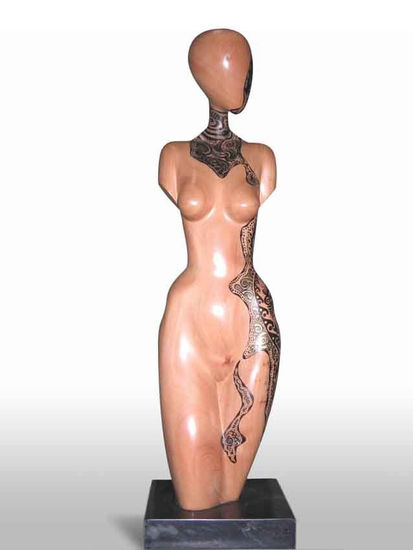 MUJER TATUADA Wood Figurative