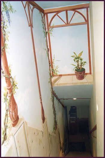 Trompe l'oeil pintado en pasillo de escalera