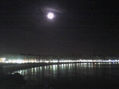 luna llena bajo el paseo maritimo
