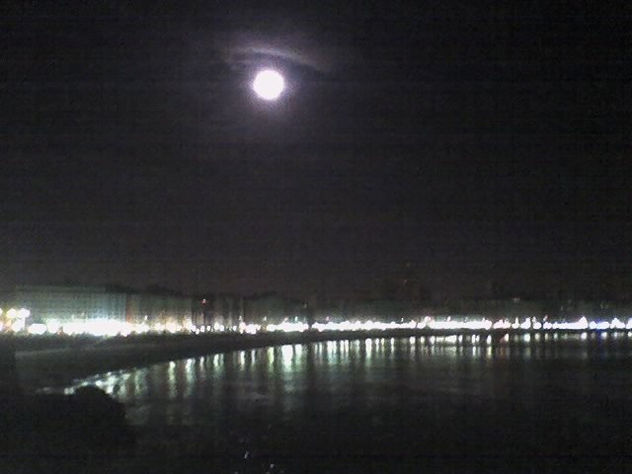 luna llena bajo el paseo maritimo