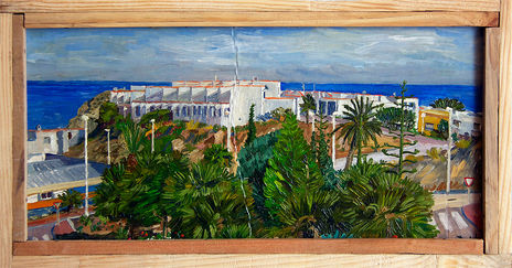 Jardín con casas y mar