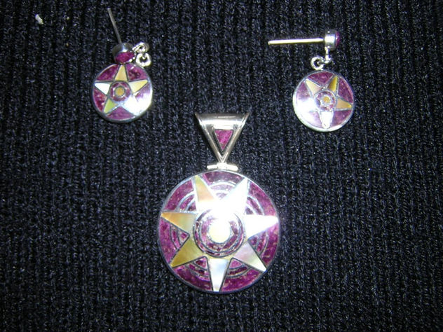dije y aretes con incrustacion de spondiluz morado