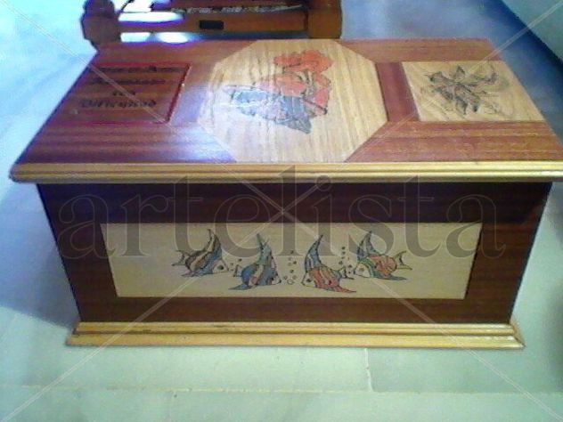 Mesa con marqueteria y pirografia ,