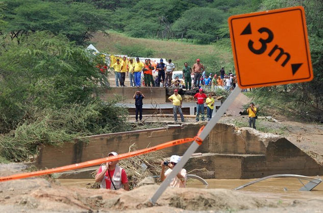 el puente de tres metros no agunto Fotoperiodismo y documental Color (Digital)