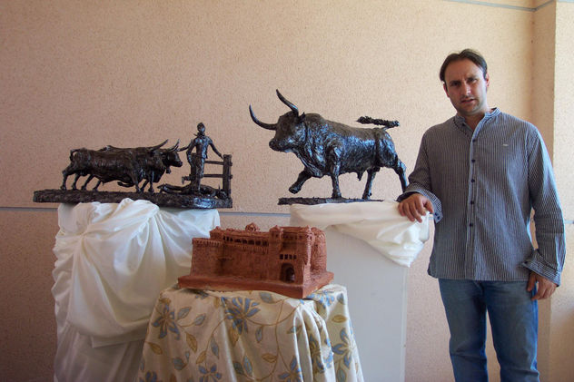 EL AUTOR JUNTO A SUS PRIMERAS OBRAS