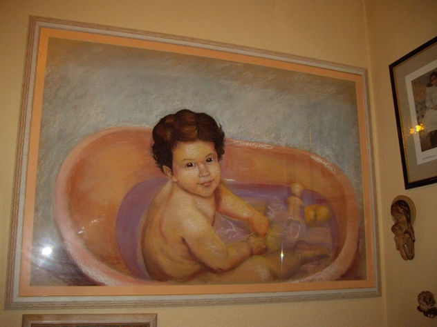 niña jugando en la bañera