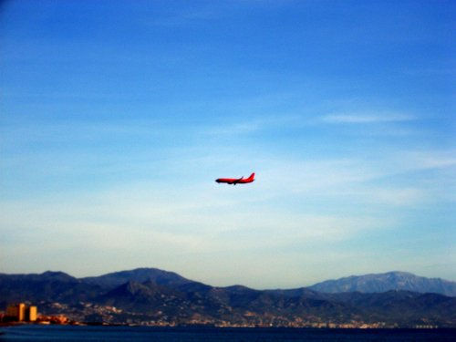 Avión rojo llega a la costa. Travel Color (Digital)