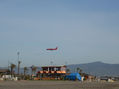 Avión rojo sobre la playa.