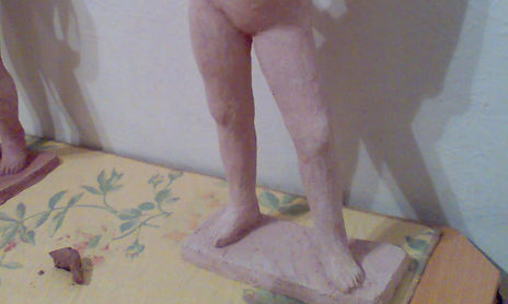 Trabajo de figuras humanas con barro.