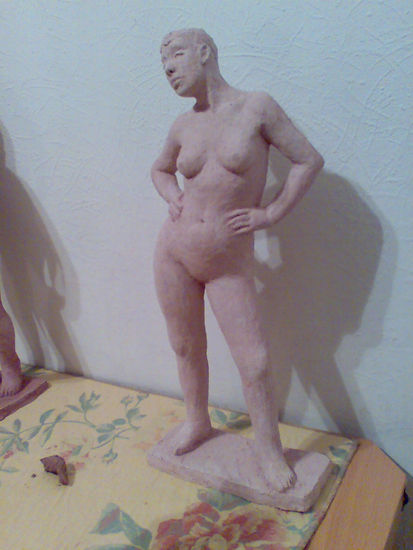 Figura mujer de barro 2 