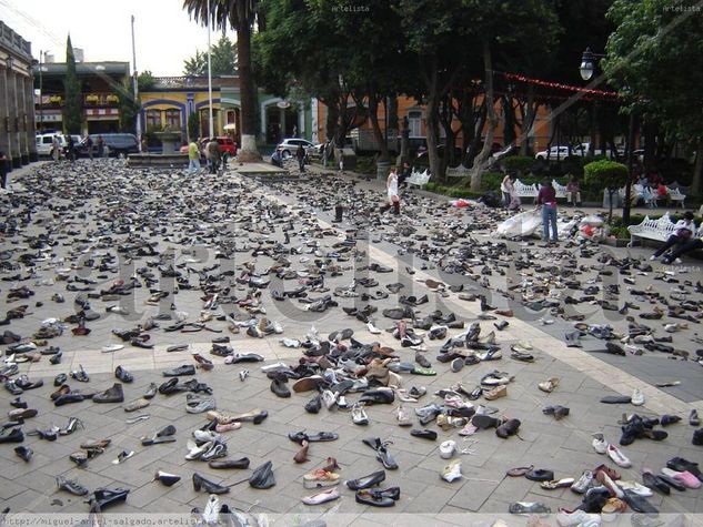 "... CORRÍAN DE UN LADO A OTRO ... Y YA EN LA MADRUGADA EL ESPECTÁCULO ERA DANTESCO... Y LA PLAZA QU 