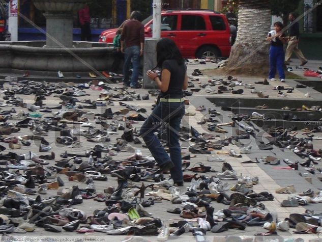 "... CORRÍAN DE UN LADO A OTRO ... Y YA EN LA MADRUGADA EL ESPECTÁCULO ERA DANTESCO... Y LA PLAZA QU 