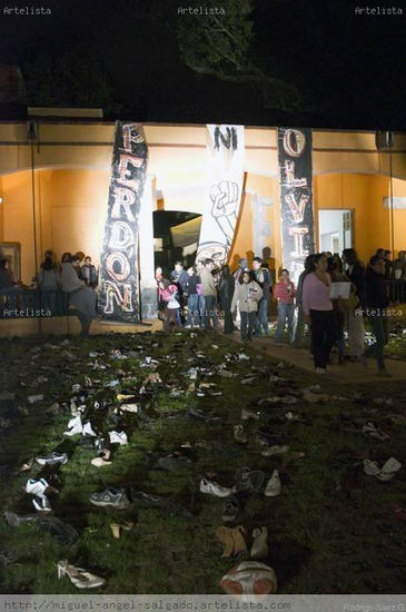 "... CORRÍAN DE UN LADO A OTRO ... Y YA EN LA MADRUGADA EL ESPECTÁCULO ERA DANTESCO... Y LA PLAZA QU 