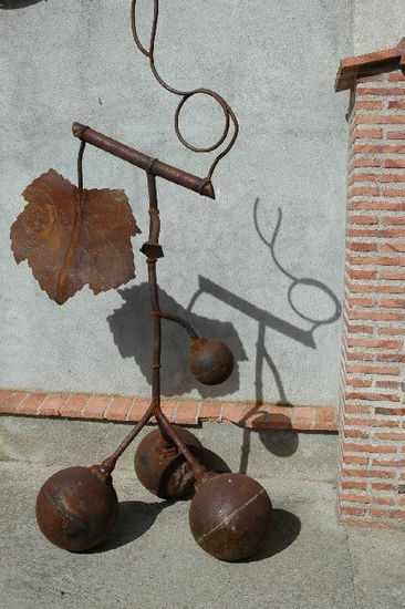 "CARPITA DE UVAS" Hierro Figurativa