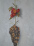 Cuelga de uvas pasas y cerezas