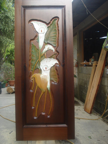 FLORES DE CARTUCHO EN PUERTA 