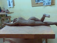Figura humana tumbada boca abajo.