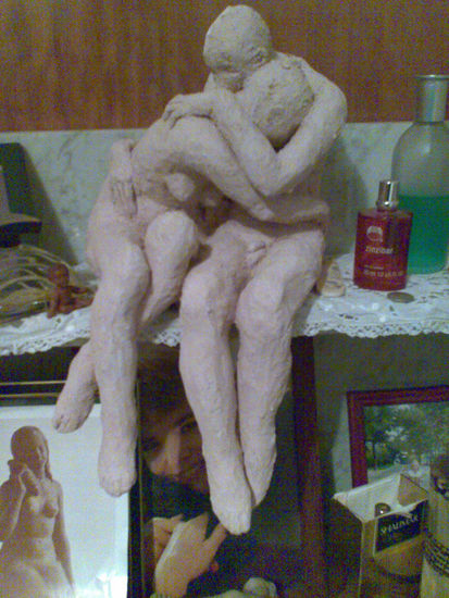 Pareja de figuras abrazandose. 