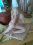 Figura humana sentada y pensativa.